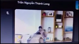Học online quên không tắt camera lộ cảnh người yêu đang mút mút