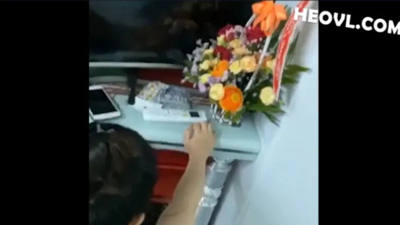 Không chịu đi tắm vì dâm đãng quá cần xoạc luôn !