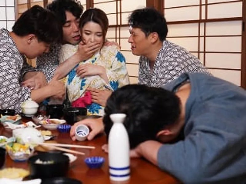 đưa cô vợ đi suối nước nóng, anh xã không biết người vợ bị người khác chịch sấp mặt