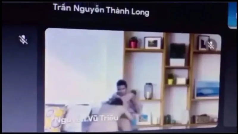 Học online quên không tắt camera lộ cảnh người yêu đang mút mút