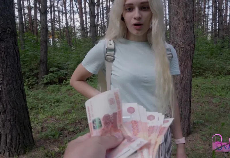 Dùng tiền gạ làm tình em gái hám tiền ngay trong rừng vắng vẻ