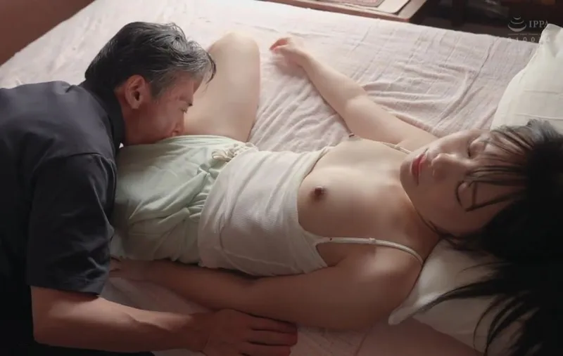 Bố già tích cực vét máng đứa bé con lâu ngày về quê giờ đã trưởng thành