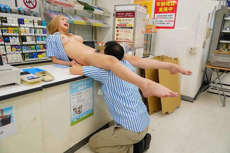 Anh quản lý tống tình cô gái nhỏ ngổ ngáo của chủ cửa hàng tiện lợi