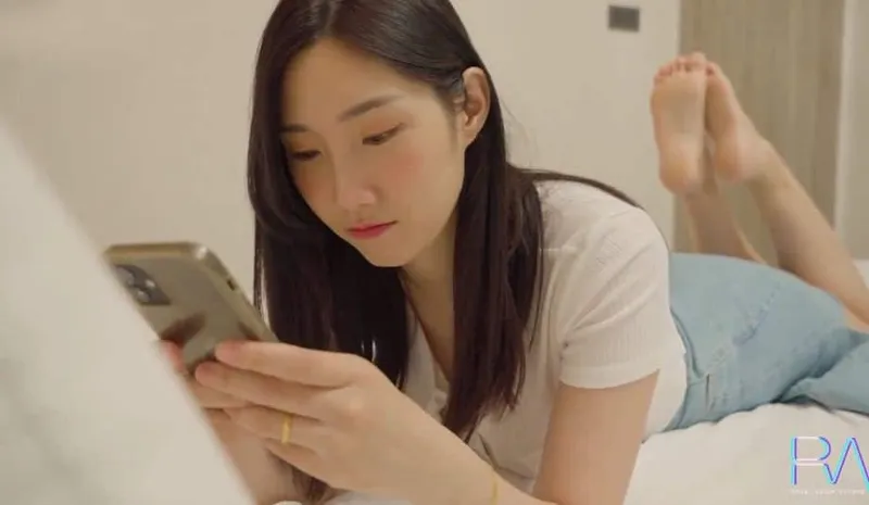 Xinh đẹp nhưng vẫn bị ông xã vụng trộm, người vợ buồn tình cho anh giao hàng nện luôn