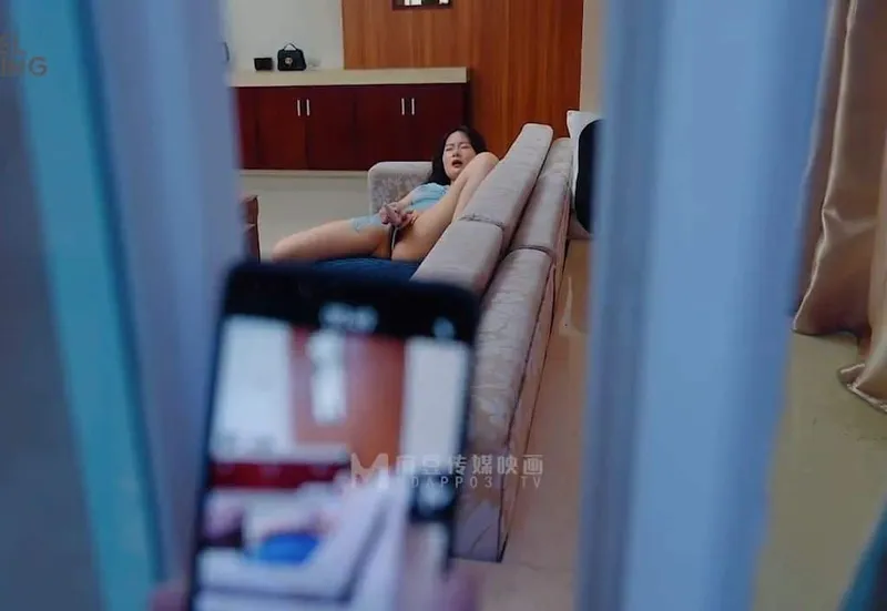 đột nhập xoạc em hàng xóm đang thủ dâm