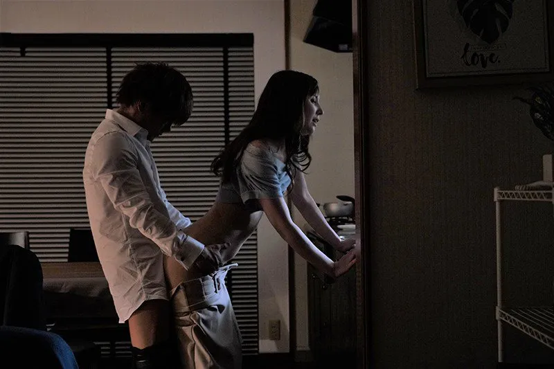 Cấp trên đi bàn việc làm ăn, cậu nhân viên đến nhà xxx bà xã ông ấy