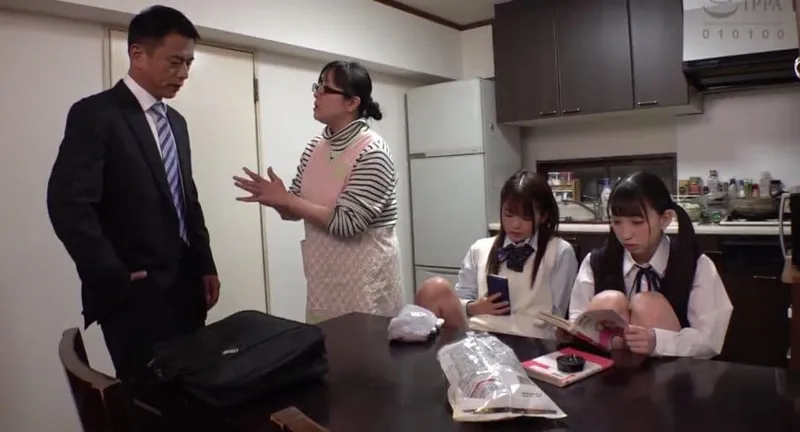 Ngày đầu gặp mặt bố dượng đã đụ 2 con chim nhỏ riêng của vợ