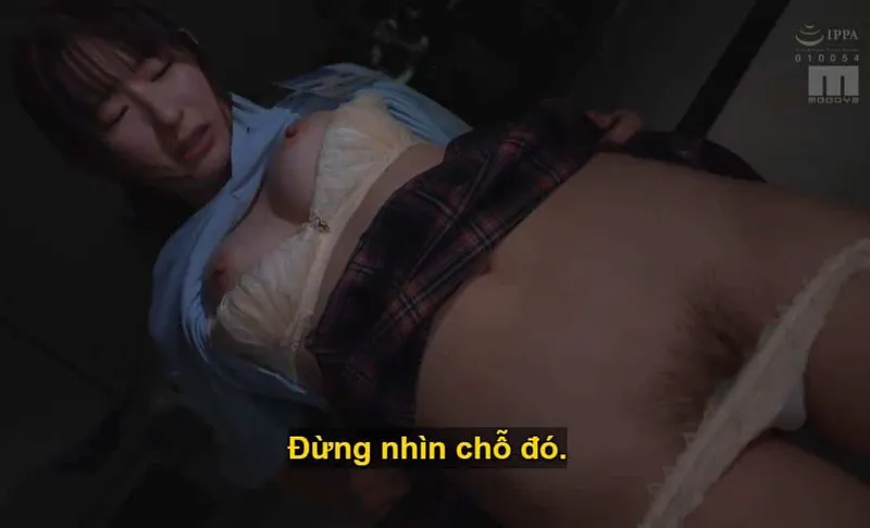 Người sếp trên tính toán "làm tình" với cô em dưới quyền kiêu kỳ lười nhác, suốt ngày chỉ mải mê chat chit cùng bạn trai.